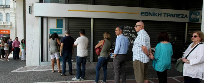 Crisi Grecia, in strada tra code e proteste: “Il governo ci raggira e non dice cosa succederà dopo il referendum”