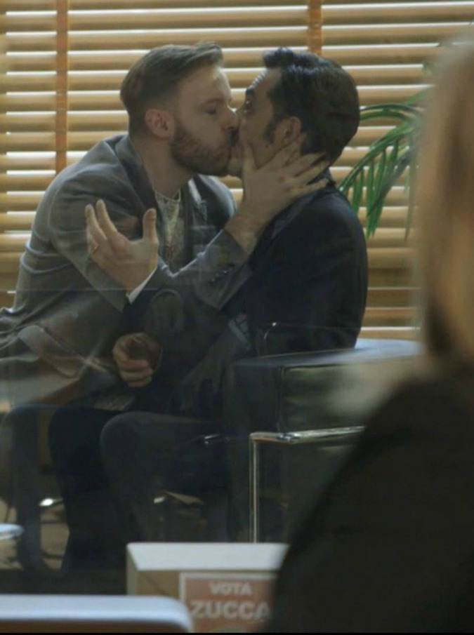 Il Candidato, Filippo Timi e Immanuel Casto in un appassionato bacio gay