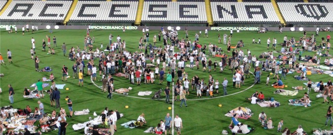 Cesena, l’altro calcio: pic nic allo stadio per ‘festeggiare’ la retrocessione in B