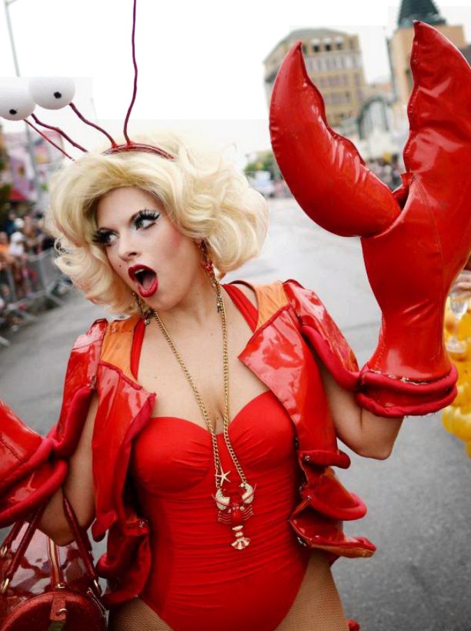 Mermaid Parade, la sfilata delle ‘creature marine’ a New York: sirene sexy e granchi appariscenti