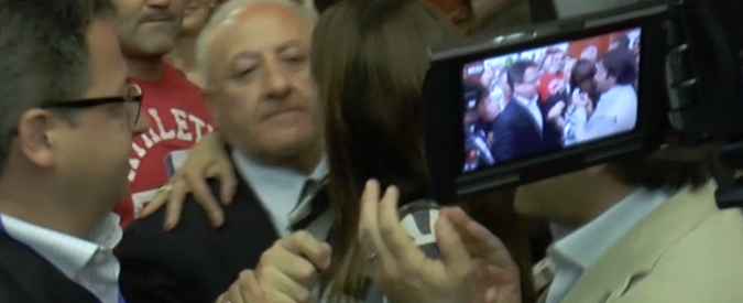 Copertina di Napoli: domande vietate. Dallo staff di De Luca calci e spinte al FattoTv e La Gabbia