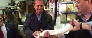 Copertina di New York, il sindaco de Magistris impara a fare la mozzarella in un mercato del Bronx