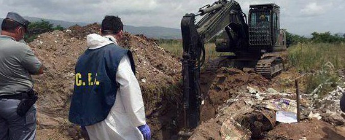 Copertina di Terra dei fuochi, maxi discarica abusiva a Calvi Risorta: “La più grande d’Europa”. I pm: “Analisi per stabilire dannosità”