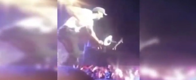 Enrique Iglesias afferra un drone mentre si esibisce sul palco: ferito alla mano