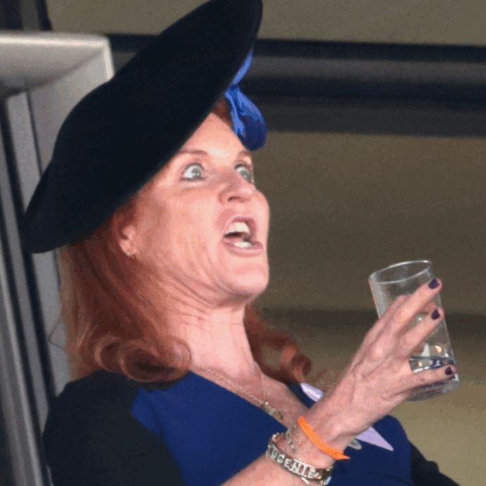 “Migliaia di copie del suo nuovo libro di fiabe ritirate dalla vendita e buttate al macero”: ancora guai per Sarah Ferguson