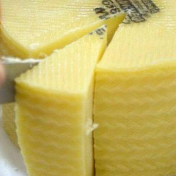 Boom di furti di formaggio: dal Parmigiano Reggiano da 700 mila euro alle 22 tonnellate di cheddar, ecco cos’è la Great Cheese Robbery