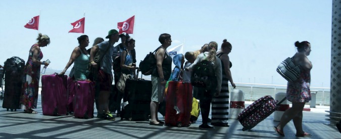 Copertina di Tunisia, turisti in fuga: la Farnesina non vieta i voli dall’Italia I tour operator: “Rimborsiamo lo stesso”
