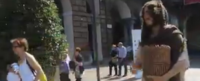 Copertina di Sindone, finto Gesù gira per Torino: “Denuncio la commercializzazione del sacro”