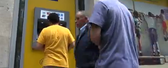 Copertina di Grecia, poche code ai bancomat di Atene. Correntisti: “Paghiamo colpe non nostre”