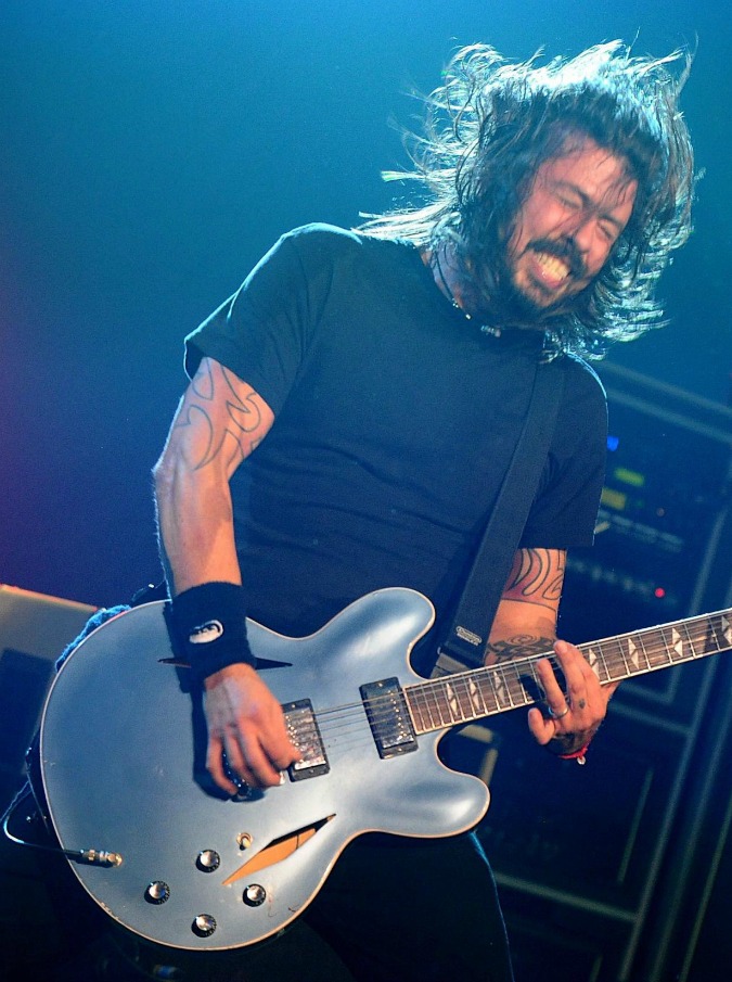 Foo Fighters, Dave Grohl si rompe il perone sul palco e torna a finire il concerto? Il rock è vivo