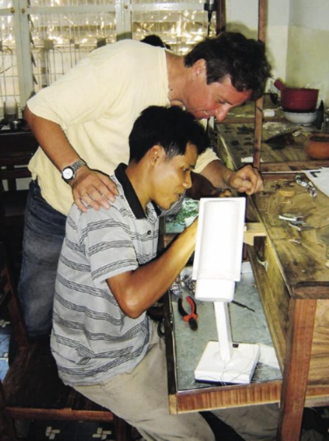 Cambogia, i gioielli che nascono dalle mine antiuomo: ecco il laboratorio-scuola di Igino e Lucia