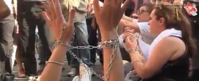 Copertina di Ddl scuola, i docenti si incatenano: “Così la svendono a Confindustria. Renzi sei finito”