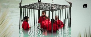 Copertina di Isis, nuova ferocia in un video: 5 detenuti chiusi in gabbia e lasciati annegare