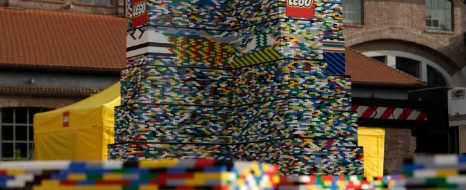 Lego sfida il guinness: appuntamento a Milano per battere i 34,76 metri della torre di mattoncini più alta del mondo