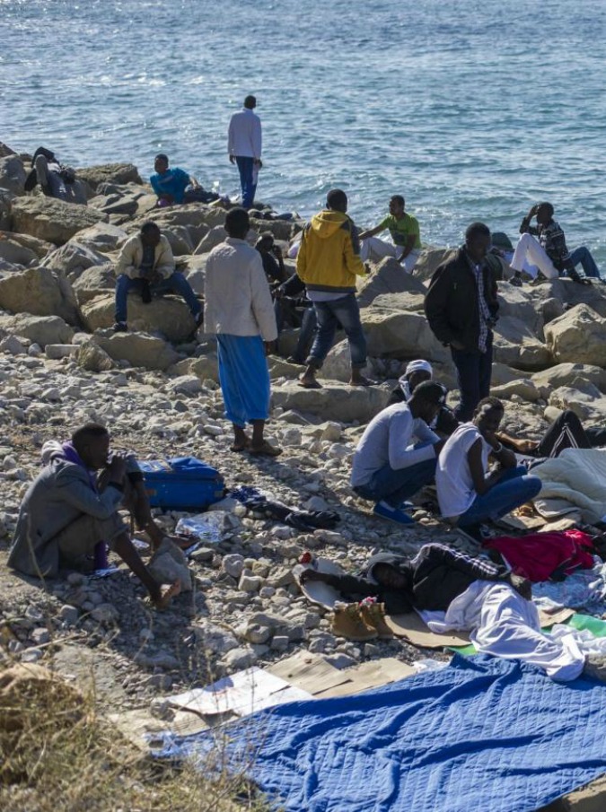 Migranti, la Francia chiude la frontiera. Ironia e sfottò su Twitter: “Liberté, egalité, tienilité”