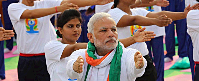 Copertina di Delhi, 35mila persone partecipano alle celebrazioni per la giornata internazionale dello yoga con il premier Modi