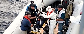 Copertina di Migranti, tre salvataggi in tre ore. La nave di Medici senza frontiere salva 324 persone