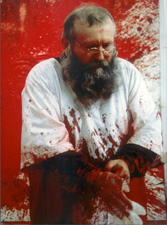 Hermann Nitsch, l’artista che mutila e crocifigge gli animali in mostra a Palermo: una petizione online per fermarlo