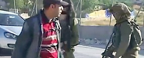 Copertina di Palestinese reagisce, soldati israeliani lo pestano. Il video di una tv palestinese