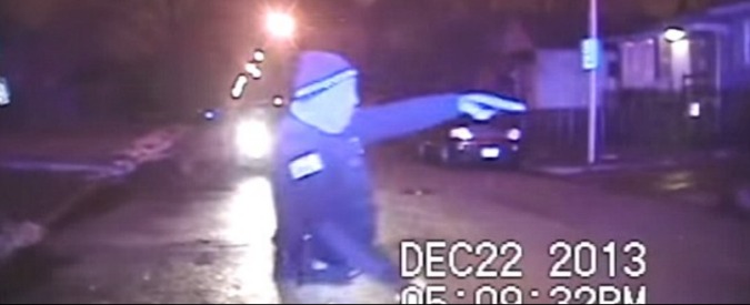 Copertina di Chicago, nel 2013 un poliziotto spara contro sei ragazzi neri disarmati: è ancora in servizio