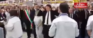 Copertina di Fiat Melfi, operaia non dà la mano a Renzi: premier finge di essere inorridito