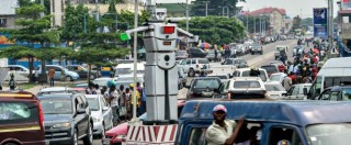 Copertina di Agenti-robot, in Congo una donna inventa i “robocop” per dirigere il traffico – FOTO