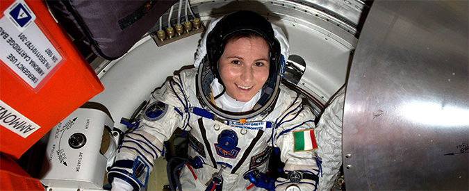 Copertina di Samantha Cristoforetti torna sulla Terra dopo sette mesi. Le foto delle fasi di atterraggio