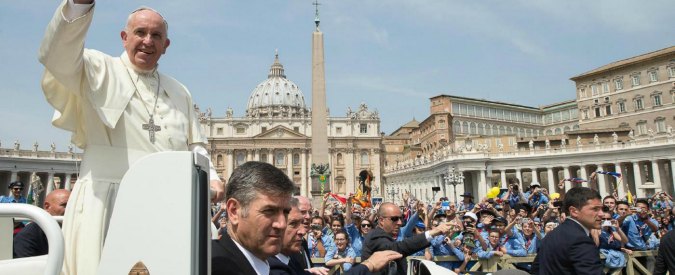 Bergoglio, l’enciclica e l’embargo violato: sospeso il decano dei vaticanisti
