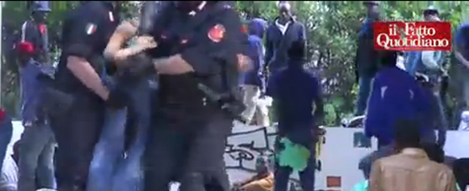 Copertina di Migranti, polizia sgombera profughi a Ventimiglia. Che resistono: “Non ce ne andiamo”