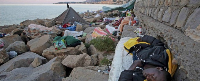Copertina di Migranti, aumentano stranieri a Ventimiglia. I vescovi francesi: “Proviamo vergogna”. Ft dà ragione a Renzi su quote