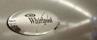 Copertina di Whirlpool, c’è l’accordo con i sindacati: produzione delle lavatrici trasferita dalla Polonia e zero esuberi entro il 2021