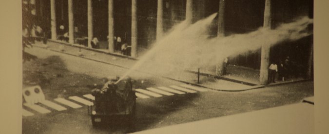 Copertina di 7 luglio 1960, “Il sole contro”: 55 anni dopo i morti di Reggio Emilia il racconto delle storie di chi era in piazza