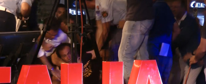 Copertina di Parallelo Italia, irruzione sul palco sventata. Poi lo sfogo di Riotta a fine puntata