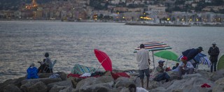 Copertina di Migranti, dopo un mese sono ancora sugli scogli a Ventimiglia (FOTO)