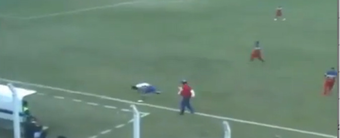 Copertina di Calcio, allenatore impazzisce e fa lo sgambetto al giocatore avversario che s’involava