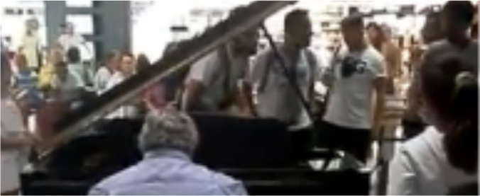 Copertina di Fiumicino, tra i passeggeri c’è chi fa il karaoke con ”O sole mio’ e pianoforte