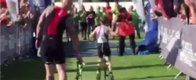 Copertina di Gb, bimbo con paralisi cerebrale commuove il mondo: finisce la gara di triathlon senza deambulatore