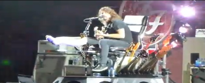 Foo Fighters, Dave Grohl torna a esibirsi e incanta da un trono di chitarre