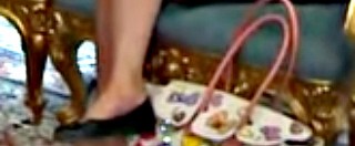 Copertina di Hello Kitty al Quirinale: l’improbabile borsa della Guidi tra Mattarella e il Presidente dell’Azerbaijan (VIDEO)