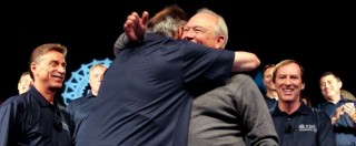 Copertina di Marchionne abbraccia capo sindacato americano. Inizia trattativa sul contratto