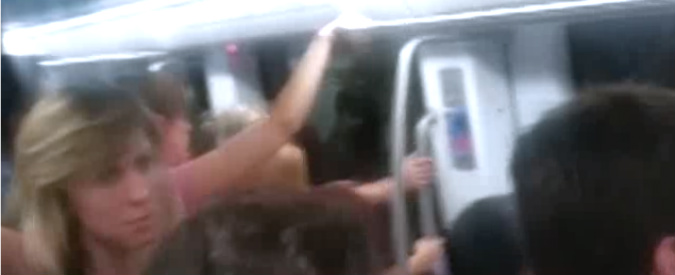 Copertina di Roma, Metropolitana viaggia con porta aperta: lo sgomento dei passeggeri