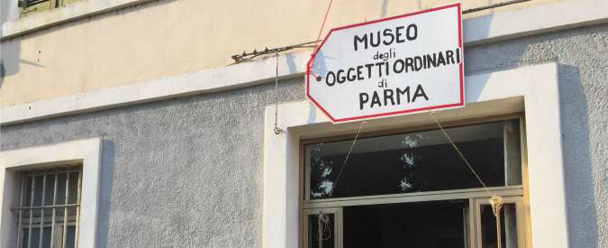 Copertina di Museo degli oggetti ordinari, a Parma l’esposizione di “pezzi di vite” e ricordi: “Raccontiamo la storia di una comunità”
