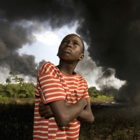 George Osodi Ogoni Boy, 2007 dalla serie “Oil Rich Niger Delta” courtesy l’artista Collezione Fondazione Cassa di risparmio di Modena