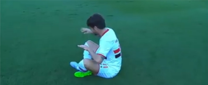 Copertina di Calcio, il papero Pato segna poi si siede e mima una suonata al pianoforte