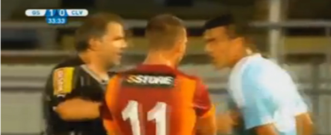 Copertina di Calcio, Podolski tira uno schiaffo a Cabral e l’amichevole degenera