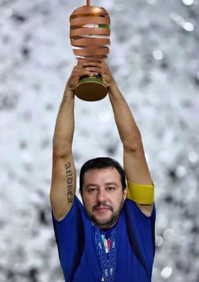 Matteo Salvini vince la “Falafel Cup”. E su Facebook parte lo sfottò