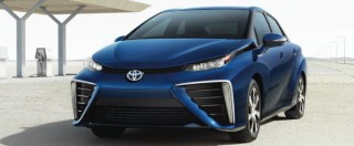 Copertina di Toyota Mirai a idrogeno, inizia la vendita. Ma sono poche e bisogna “meritarle”