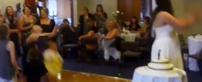 Copertina di La sposa lancia il bouquet e l’invitata fa cadere la neonata  per acchiapparlo