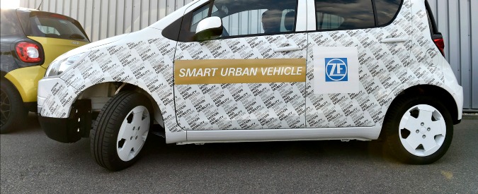 Copertina di ZF, un prototipo elettrico cambia le regole in manovra: le ruote sterzano a 75 gradi