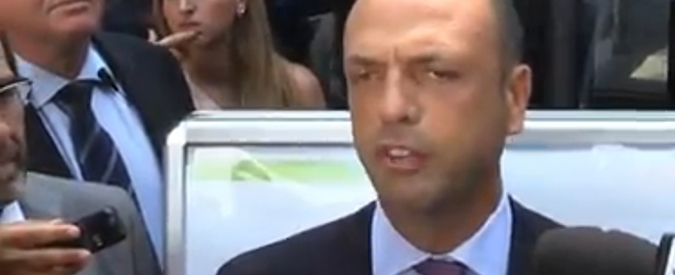 Copertina di Migranti, Alfano: “Prefetti contro governo? No è perché hanno subito gli attacchi volgari di Salvini”